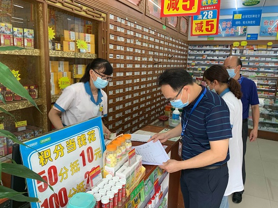 （圖為黃勁鋒局長(zhǎng)、個(gè)私企徐國(guó)奇副書(shū)記檢查藥店落實(shí)購(gòu)藥實(shí)名登記情況）.jpg