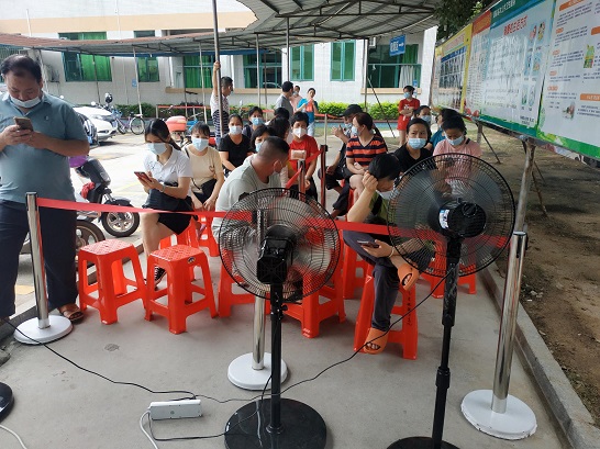 （圖為飛來(lái)峽所組織市場(chǎng)、食品、藥品從業(yè)人員到衛(wèi)生院打疫苗）.jpg