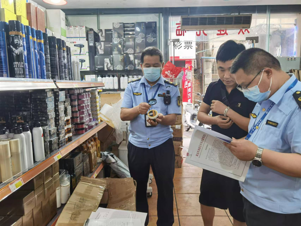 清城區(qū)查辦宣促一體推進化妝品“線上凈網(wǎng)線下清源”專項整治3.jpg