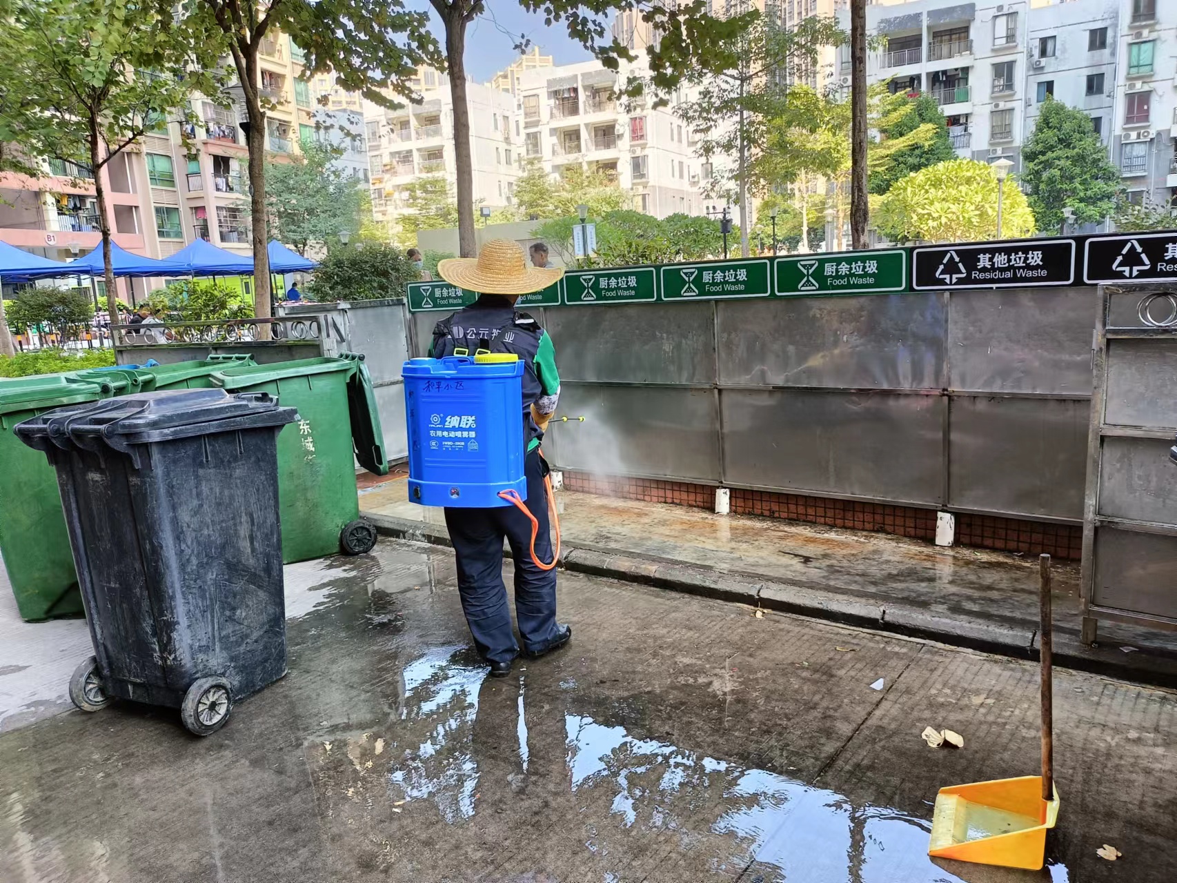 清理綠化帶垃圾，清洗各各棟樓大堂地面與消毒垃圾池7.jpg